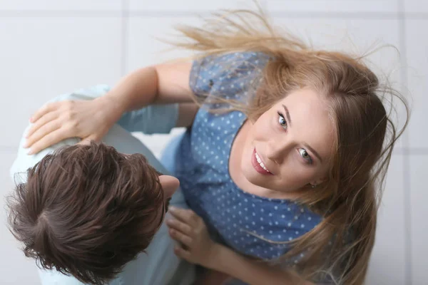 Joven Pareja Amorosa Casa — Foto de Stock