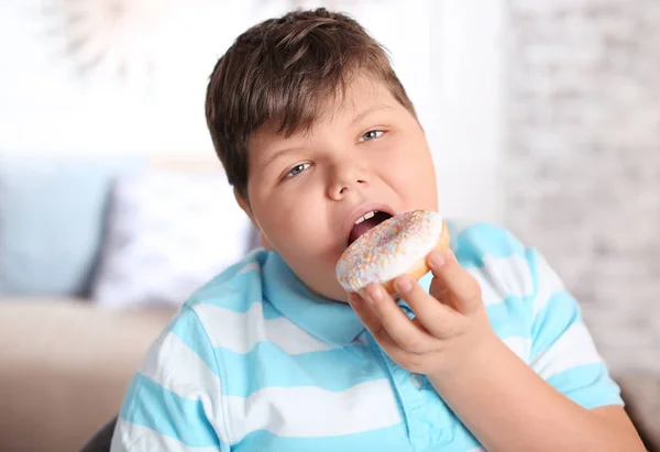 Excesso Peso Menino Comer Donut Dentro Casa — Fotografia de Stock