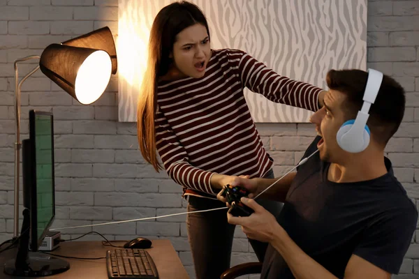 Pareja Joven Luchando Por Joystick Mientras Juega Videojuegos Casa —  Fotos de Stock