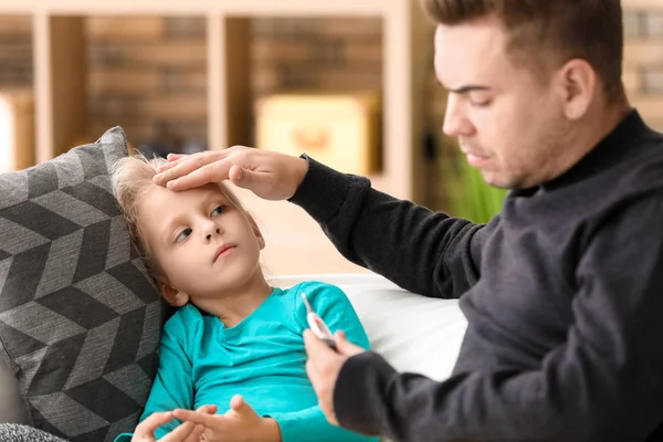 Pai Medir Temperatura Sua Filha Doente Casa — Fotografia de Stock