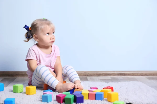 Очаровательная Маленькая Девочка Играет Блоками Помещении — стоковое фото