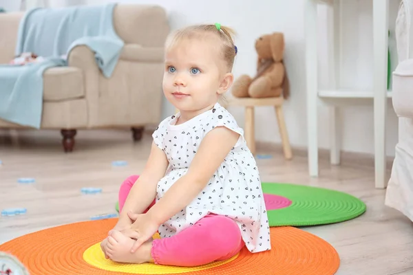 Adorável Menina Brincando Dentro Casa — Fotografia de Stock