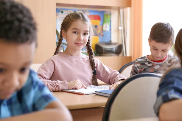 Enseignante Aidant Les Enfants Faire Leurs Devoirs Classe École — Photo