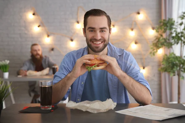 Brodaty Mężczyzna Yummy Burger Przeciwko Kolor Tła — Zdjęcie stockowe