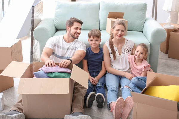 Jong Koppel Verpakking Dozen Met Hun Kinderen Binnenshuis Gelukkige Familie — Stockfoto