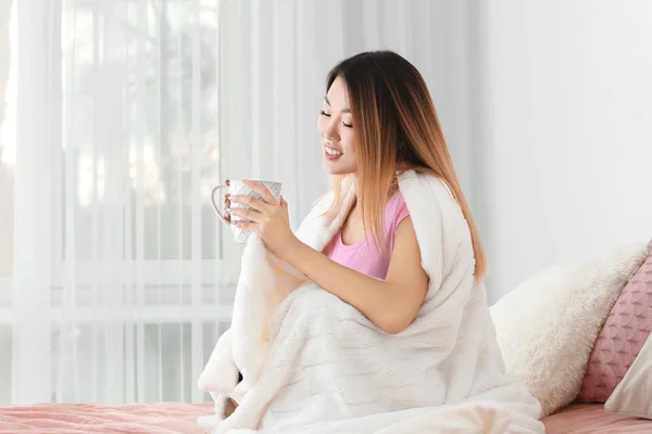 Linda Mulher Asiática Sorridente Com Xícara Chá Casa — Fotografia de Stock