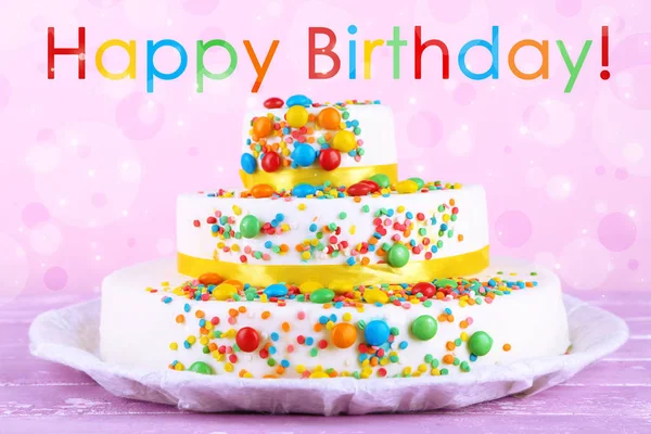 Вкусный Торт Фраза Happy Birthday Цветном Фоне — стоковое фото
