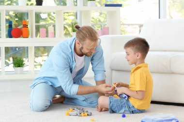 Baba evde sevimli oğlu ile oynamak