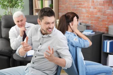 Aile psikolog resepsiyonda sorun ile genç çift