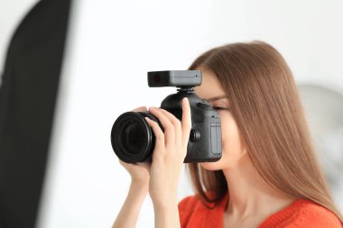 genç kadın fotoğrafçı Studio çalışma