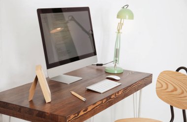 Bilgisayar üstünde okul sırası ile rahat Ev İşyeri