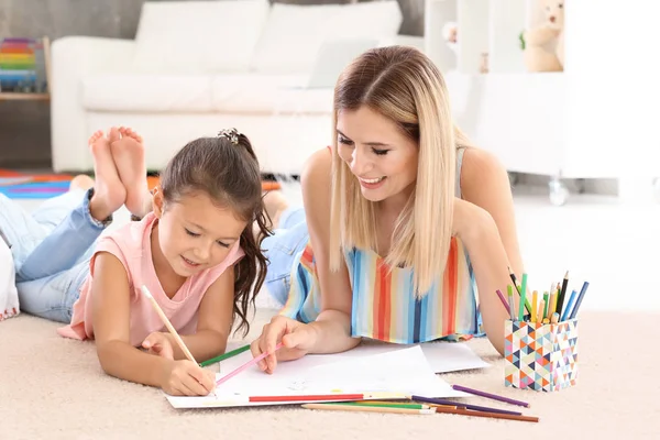 Beautiful Mother Drawing Cute Daughter Home — Stock Photo, Image