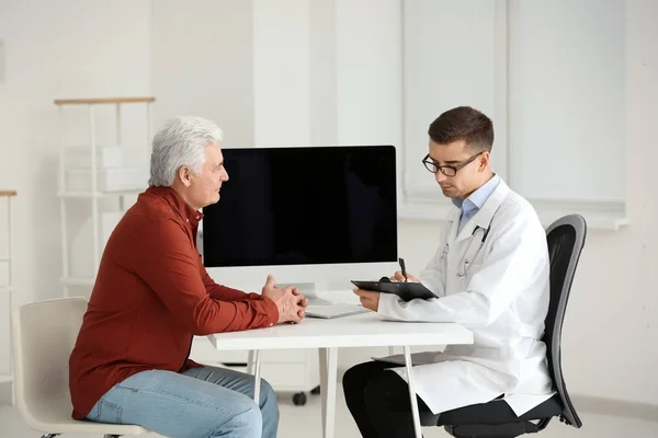 Médico Sexo Masculino Consulta Paciente Clínica — Fotografia de Stock