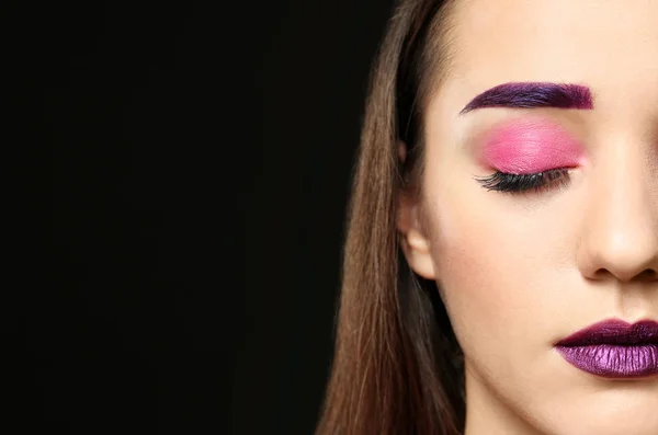 Jeune Femme Avec Sourcils Teints Maquillage Créatif Sur Fond Noir — Photo
