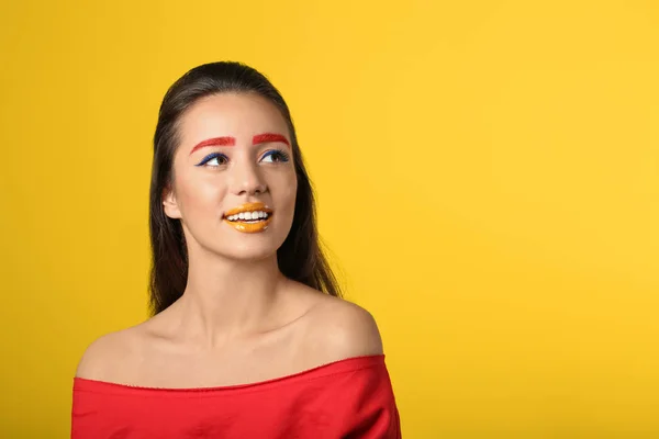Jeune Femme Avec Sourcils Teints Maquillage Créatif Sur Fond Couleur — Photo