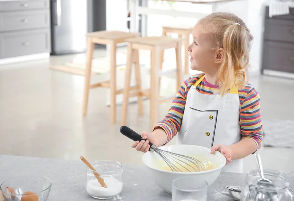 Menina Bonito Preparando Massa Dentro Casa — Fotografia de Stock