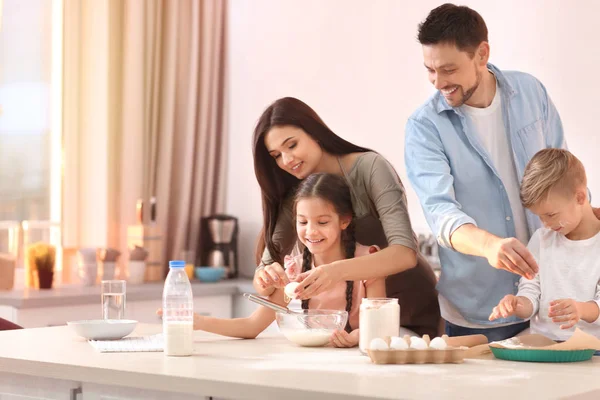 Feliz Família Cozinhar Doces Juntos Cozinha — Fotografia de Stock