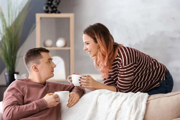 Schattige Jonge Verliefde Paar Drinken Koffie Thuis — Stockfoto