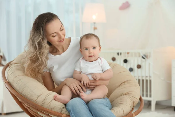 Jovem Mãe Com Seu Bebê Bonitinho Cadeira Lounge Casa — Fotografia de Stock