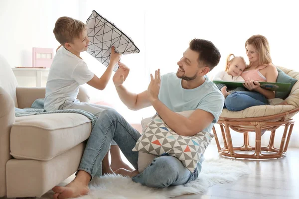 Счастливая Семья Играет Подушками Дома — стоковое фото