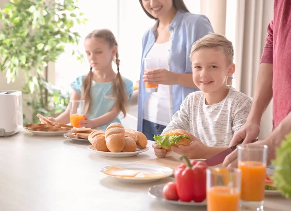Små Barn Med Frukost Med Skålar Köket — Stockfoto