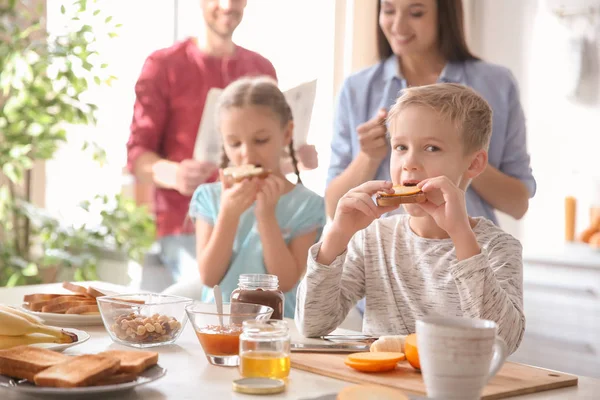 Små Barn Med Frukost Med Skålar Köket — Stockfoto