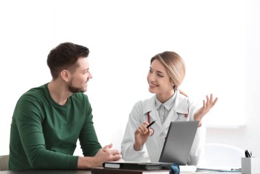 Kadın doktor danışmanlık hastada klinik