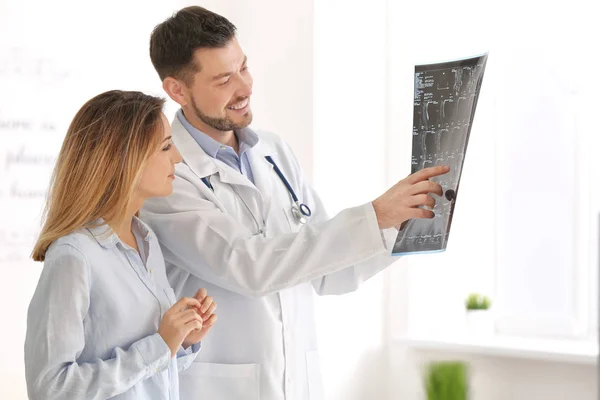 Doctor Consulting Female Patient Clinic — Stock Photo, Image