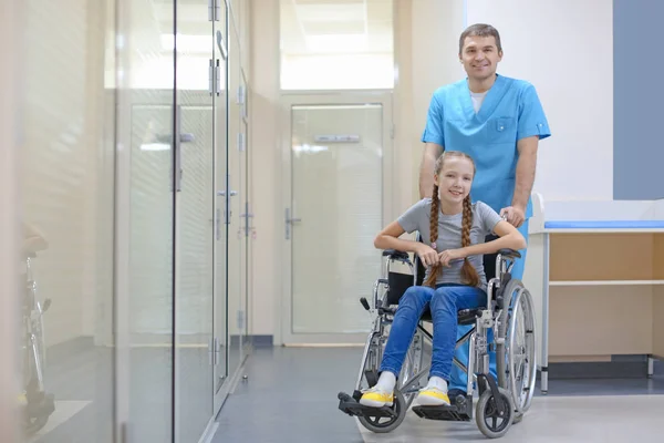 Médico Masculino Cuidando Menina Cadeira Rodas Dentro Casa — Fotografia de Stock