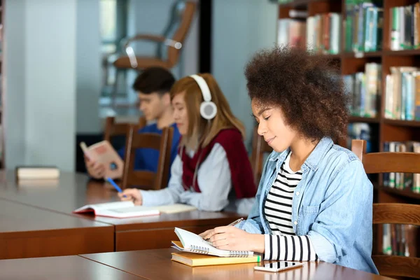 Könyvtárban Tanuló Hallgatók Csoportja — Stock Fotó