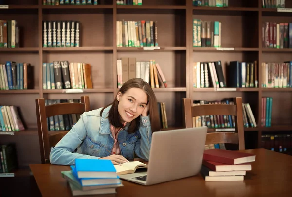 Graziosa Studentessa Con Laptop Studiando Biblioteca — Foto Stock