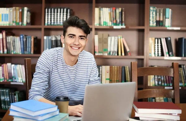 Estudiante Con Laptop Estudiando Biblioteca —  Fotos de Stock