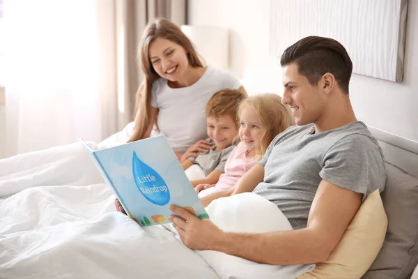 Bahagia Membaca Buku Keluarga Tempat Tidur Rumah — Stok Foto