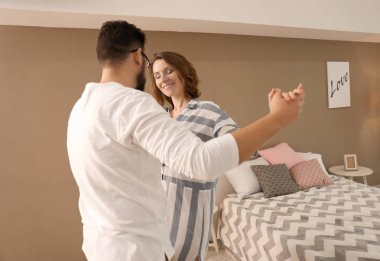 Güzel çift birlikte evde dans