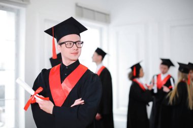 Mutlu Öğrenci Lisans elbise kapalı diploması ile içinde. Mezuniyet günü