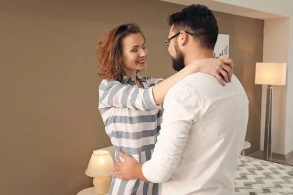 Dejligt Par Danser Sammen Hjemme - Stock-foto