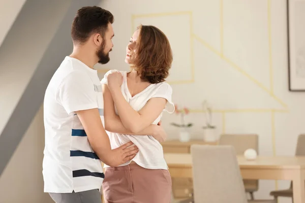 Preciosa Pareja Bailando Juntos Casa — Foto de Stock