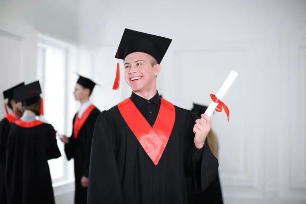 Estudante Feliz Roupão Solteiro Com Diploma Dentro Casa Dia Formatura — Fotografia de Stock