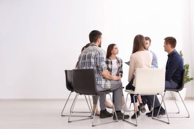 Grup terapi seansı insanlara