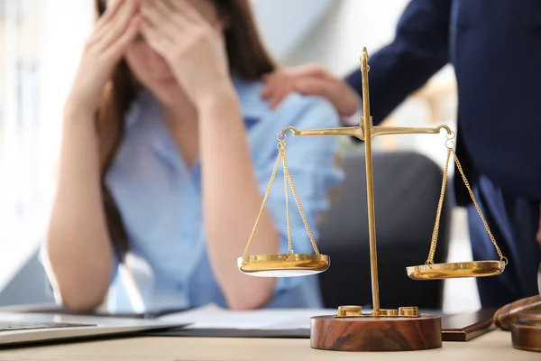 Schalen Van Justitie Tafel Het Kabinet Van Een Advocaat — Stockfoto