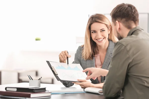 Gerente Consultoría Con Hombre Reunión Oficina —  Fotos de Stock