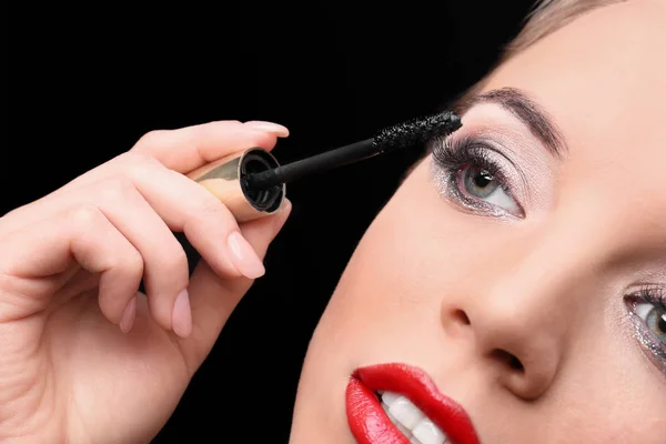 Mooie Jonge Vrouw Met Wimper Extensions Toepassing Van Mascara Zwarte — Stockfoto