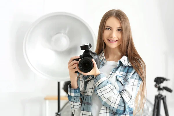 Młoda Kobieta Fotograf Pracę Studio — Zdjęcie stockowe