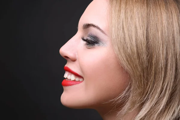 Retrato Una Hermosa Mujer Joven Con Extensiones Pestañas Sobre Fondo —  Fotos de Stock