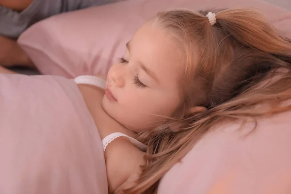Мила Дівчинка Спить Ліжку Вдома — стокове фото
