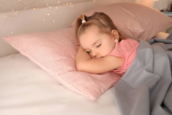 可爱的小女孩睡在家里的床上 — 图库照片