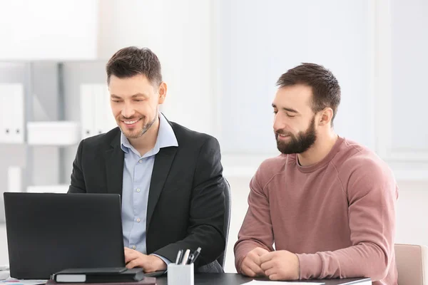 Uomo Affari Consulenza Giovane Carica — Foto Stock