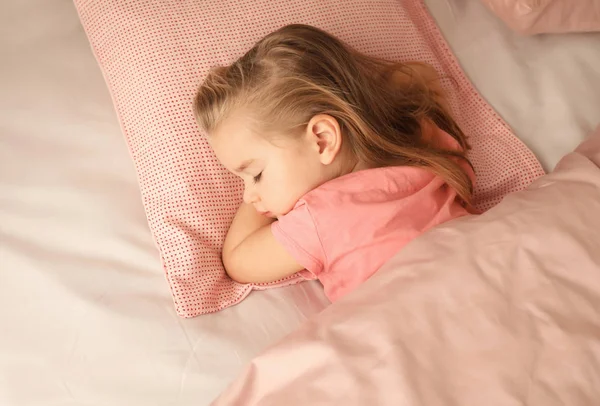 可爱的小女孩睡在家里的床上 — 图库照片
