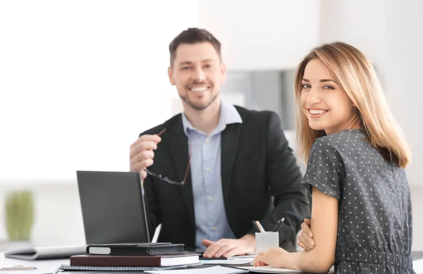 Uomo Affari Consulenza Giovane Donna Carica — Foto Stock