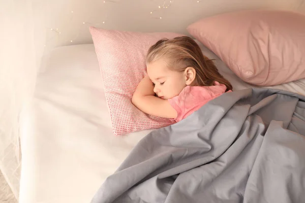 Nettes Kleines Mädchen Schläft Bett Hause — Stockfoto